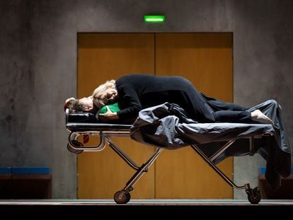 Brünnhilde  (Anja Kampe) abraza el cadáver de Siegfried (Andreas Schager) al final de 'Ocaso de los dioses', la tercera y última jornada de 'El anillo del nibelungo' en la nueva producción estrenada en la Staatsoper de Berlín.