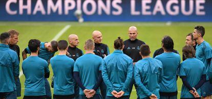 Zidane da una charla a sus jugadores antes del partido de ida de semifinales de la Champions contra el Bayern.