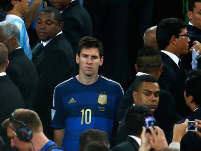 Messi, en las escaleras antes de recibir el Bal&oacute;n de Oro.