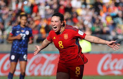Mariona Caldenteym, de España, celebra el primer gol.