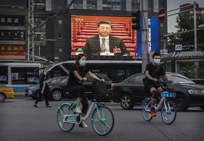Una pantalla muestra al presidente chino, Xi Jinping, en una calle de Pekín.