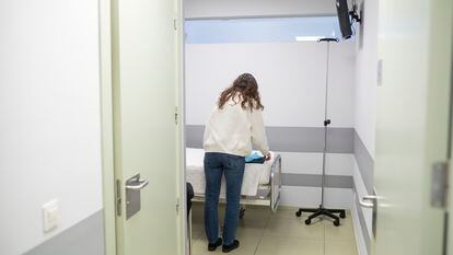 Una usuaria en la clínica abortiva Ginemédica, en Valladolid.