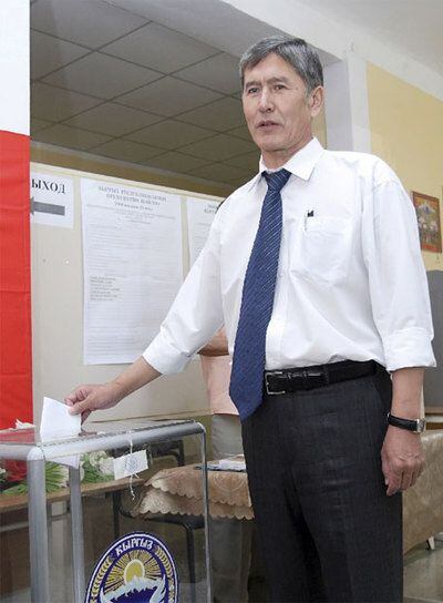 El líder de la oposición kirguiza y ex primer ministro Almazbek Atambáyev deposita su voto en un colegio electoral de Bisket.