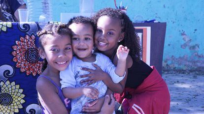 Tres niñas de la São Remo juegan, mientras a su alrededor todo el mundo celebra con orgullo que forman parte de una comunidad negra y feminista que aboga por la igualdad.