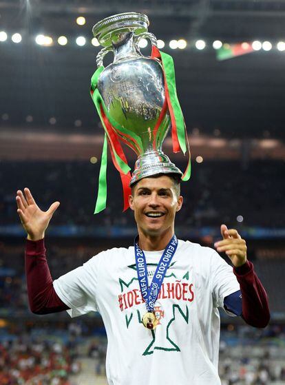 Cristiano Ronaldo sostiene el trofeo Henri Delaunay concedido al vencedor de la Eurocopa desde su creación en 1960.