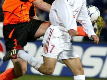 Raúl y Stam disputan un balón en un amistoso de 2002.