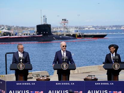 Joe Biden habla tras reunirse con el primer ministro británico, Rishi Sunak, a la derecha, y el primer ministro australiano, Anthony Albanese, en la Base Naval Point Loma, este lunes.