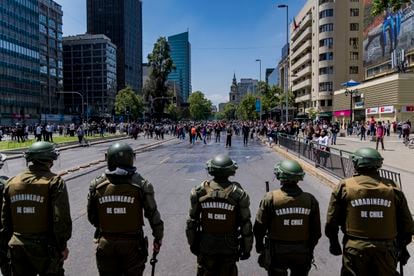 Un escuadrón de carabineros durante una protesta en Santiago de Chile.