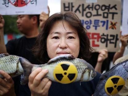 Una activista protesta en Seúl, el 24 de agosto, cuando Japón inició el vertido de agua de Fukushima al Pacífico.