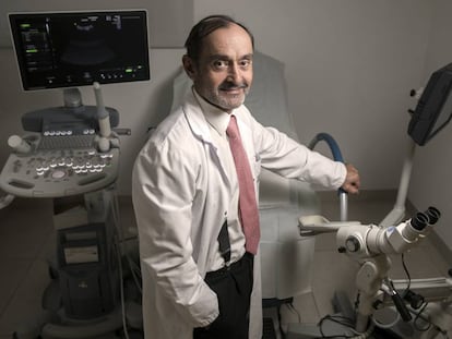 El onc&oacute;logo de la clinica Anderson Javier De Santiago en su consulta en Madrid el viernes 19 de octubre.