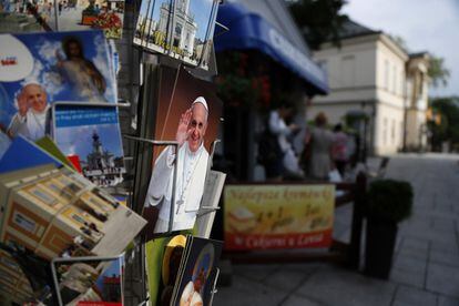 Postales con fotos del papa Francisco expuestas cerca del museo Juan Pablo, en Wadowice, Polonia.