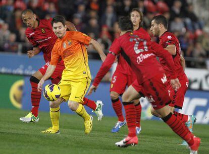 Messi controla el balón rodeado de cuatro contrarios.