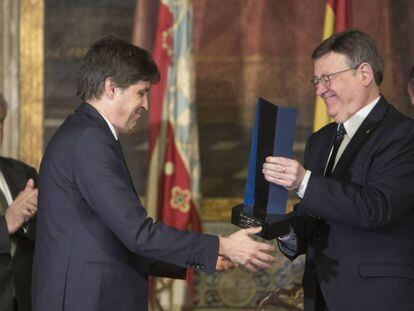 El presidente de Societat Civil Catalana, José Rosiñol, recibe el premio Manuel Broseta.