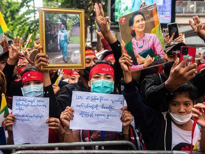 Protestas contra la junta militar birmana  para exigir la liberación de Aung San Suu Kyi, este viernes en Bangkok.