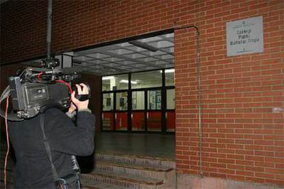 Un cámara toma imágenes de la entrada al colegio Baltasar Segur de Valls, donde se produjeron los hechos el martes.