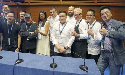 Cocineros que trabajan en restaurantes de Singapur, durante el congreso San Sebastián Gastronomika.