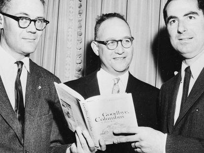 Philip Roth (derecha), con Robert Lowell y Richard Ellmann en 1960 en Nueva York. En vídeo, perfil de Roth.