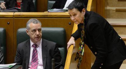 La portavoz de EH Bildu, Jone Goirizelaia charla con el lehendakari, Íñigo Urkullu en la Cámara de Vitoria.