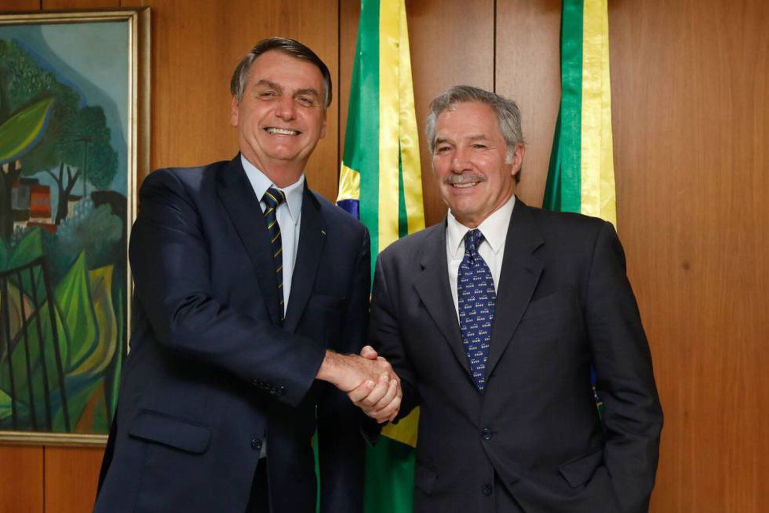 El presidente de Brasil, Jair Bolsonaro, saluda al canciller argentino, Felipe Solá, durante la reunión que mantuvieron en febrero pasado en Brasilia.