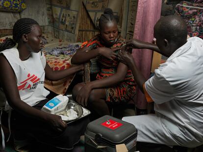 Un médico de MSF inmuniza a una mujer dentro de la campaña de vacunación contra la hepatitis E en Bentiu, en el estado de Unidad de Sudán del Sur.