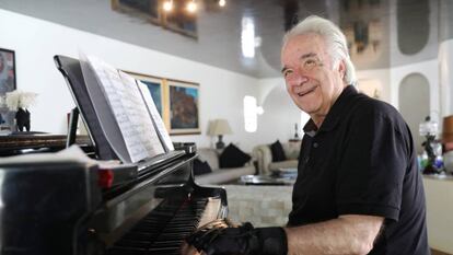 Unos guantes biónicos devuelven la capacidad de tocar a un pianista de 80 años.