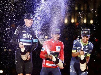 Los ciclistas, Nairo Quintana (Movistar) (c); Chris Froome (Sky) (i) y Esteban Chaves (Orica), en el podio tras lograr la primera, segunda y tercera posición respectivamente, en la Vuelta Ciclista a España 2016.