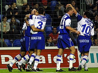 Begoña felicita a Karmona, el autor del gol que mete al Alavés en la Copa de la UEFA.