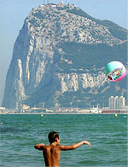 El Peñón visto desde la playa de la Línea de la Concepción.