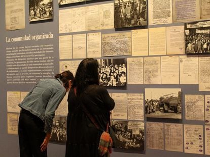 Dos asistentes a la muestra 'La participación al poder' leen las cartas enviadas a Perón.