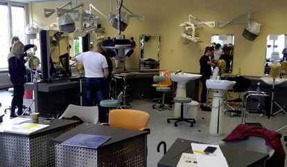 Un grupo de aprendices de peluquería en el Instituto de Weilheim, en Baviera (Alemania).
