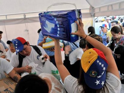 Campa&ntilde;a de donaci&oacute;n de medicinas y pa&ntilde;ales para Venezuela el pasado jueves en Bogot&aacute;.