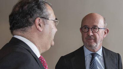 Los expresidentes del Banco Popular, Ángel Ron y Emilio Saracho, en diciembre de 2016.