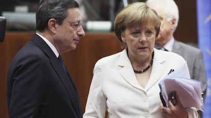 El presidente del BCE, Mario Draghi, y la canciller alemana, Angela Merkel. 