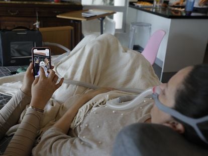 Una mujer muestra fotografías a una paciente con una enfermedad terminal, en una imagen de archivo.