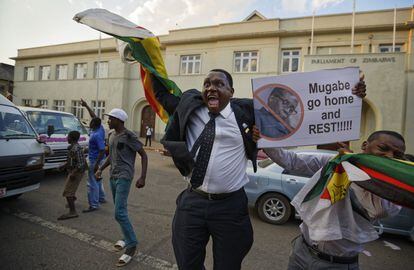 Los zimbabuenses celebran la renuncia de Robert Mugabe a las puertas  Parlamento, en el centro de Harare.