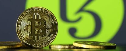 Moneda con el símbolo del Bitcoin