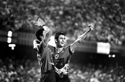 Kiko, a la izquierda, celebra con Guardiola uno de sus goles en la final.