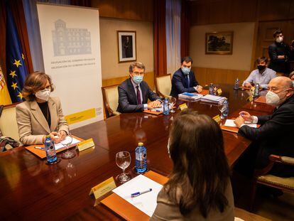 La vicepresidenta Carmen Calvo, este miércoles con el presidente de la Xunta, el de la Diputación de A Coruña y el alcalde de Sada en la Delegación del Gobierno de A Coruña.
