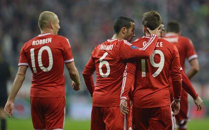 Robben, Thiago y Goetze durante el partido de vuelta de los octavos de final de la Champions entre el Bayern de Múnich y el Arsenal.