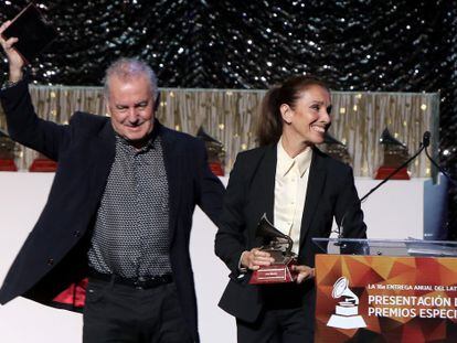 V&iacute;ctor Manuel y Ana Bel&eacute;n, al recoger un Grammy latino por toda su carrera la semana pasada en Las Vegas..