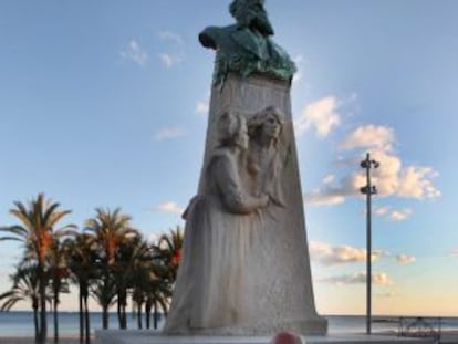Escultura en homenaje al doctor José María Esquerdo, junto al mar en La Vila Joiosa.