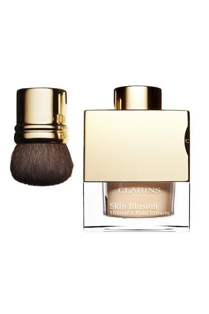 La base perfecta para aquellas que busquen ligereza, acabado natural y un extra de iluminación. Es la nueva Skin Illusion Fond de Teint Poudre Libre de Clarins, un maquillaje en polvo de origen mineral que ofrece una cobertura perfecta unificando la piel y alisando las pequeñas arruguitas. Además, capta y difunde la luz de manera que la piel se ve absolutamente luminosa. Incluye una brocha difuminadora y su precio es de 37,25 euros.