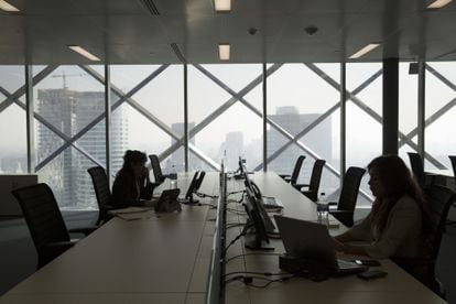 Trabajadores en un edificio de oficinas en Av. de la Reforma, en Ciudad de México.