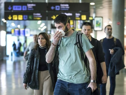 Un joven pasajero con mascarilla del vuelo procedente de Milán a su llegada a Valencia este miércoles.