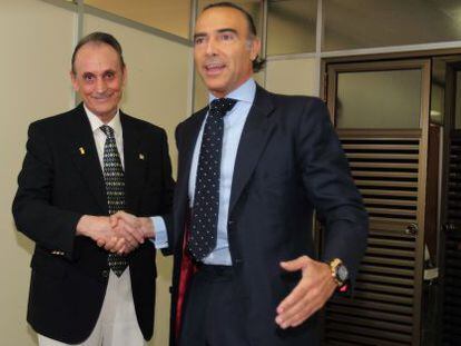 Manuel Ruiz de Lopera y Luis Oliver se saludan tras la compra del Betis por éste último.