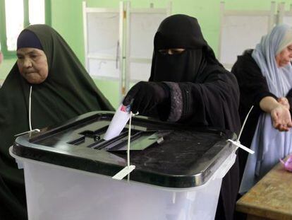 Una mujer egipcia vota en un colegio electoral, durante la primera vuelta de las elecciones presidenciales.
