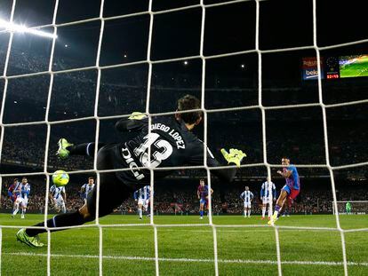 Memphis marca el gol de penalti en el partido del FC Barcelona contra el Espanyol.