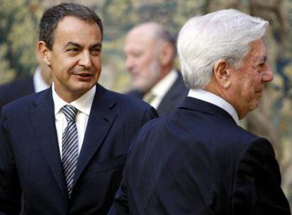El presidente José Luis Rodríguez Zapatero y el escritor Mario Vargas Llosa, ayer en el Palacio del Pardo.