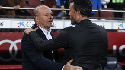 Mel y Luis Enrique se saludan al inicio del partido.