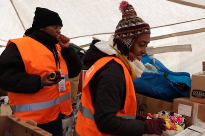 Dos voluntarios de la Caravana Antirracista organizan la ayuda en la frontera de Polonia con Ucrania para apoyar a refugiados racializados.